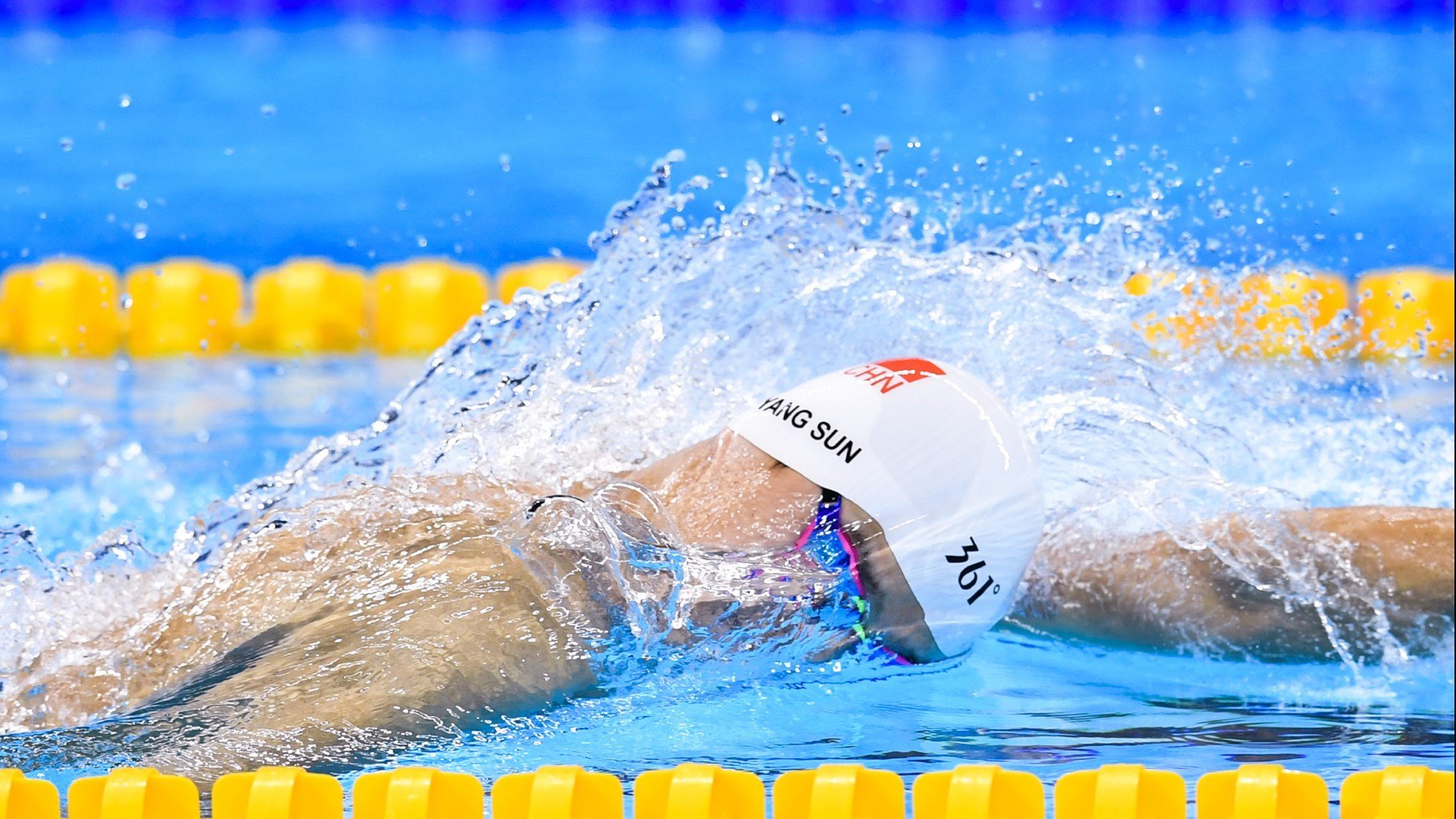 F1新赛季揭幕战之夜，阿圭罗全程高能输出，跨界狂欢背后的体育新叙事